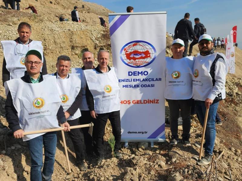 11.11.2024 GELECEĞE NEFES İNSANLIĞA NEFES programı kapsamında çok sayıda kişi ile birlikte fidan dikerek Gelecek kuşaklara Nefes olduk..